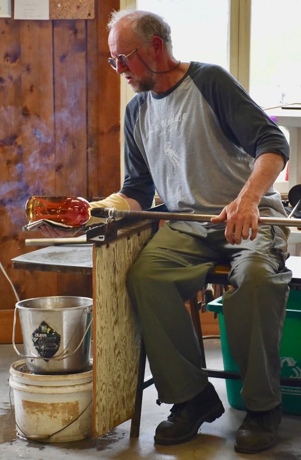 Glass blower of gallerie 'La Méduse' in action.