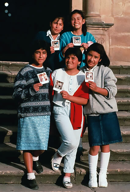 Photographer exchanging photos with girls in Columbia for offering to be photographed.