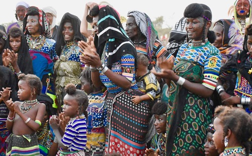 The reaction of the crowd of women and children for the girl's choice for mate.