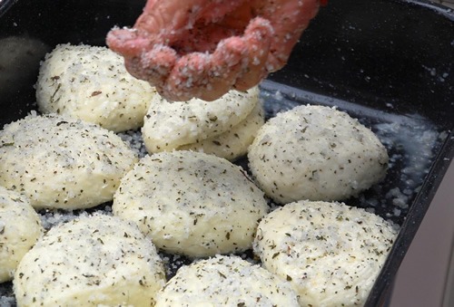 Adding salt and mint to the halloumi