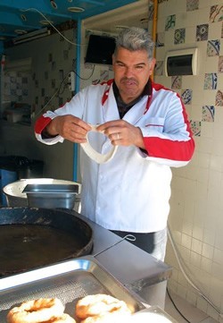 Vendor prepares bambalouni.