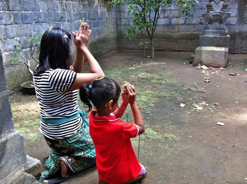 Yuli and her daughter are praying.