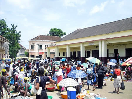 Busy Sao Tome market.