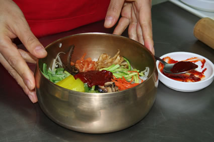 Making the Jeonju bibimbap.