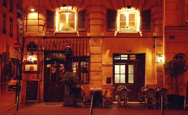 A restaurant in Paris from the street.