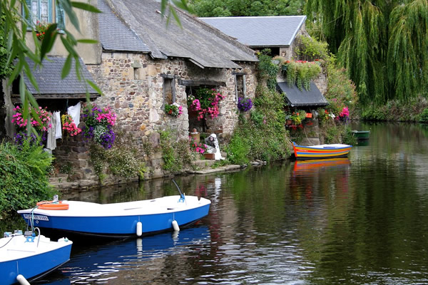 Volunteer to restore a lavoir (ancient washing building).