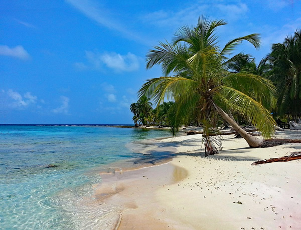 A beach in Panama friendly for family travel and language learning.